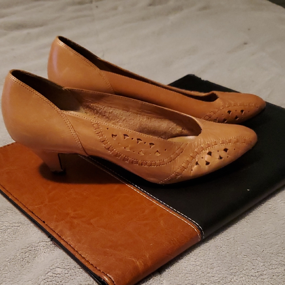 Vintage camel colored cut out leather kitten Heel!